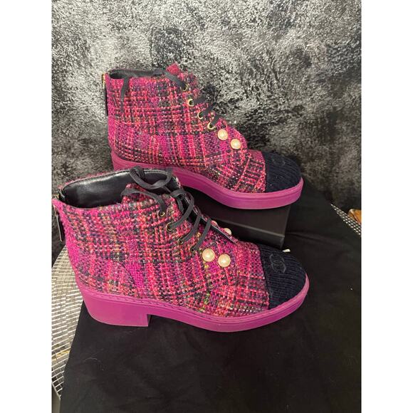 Vtg CHANEL 2020 CC LOGO PEARL TWEED ANKLE BOOTS 37 - Picture 1 of 6